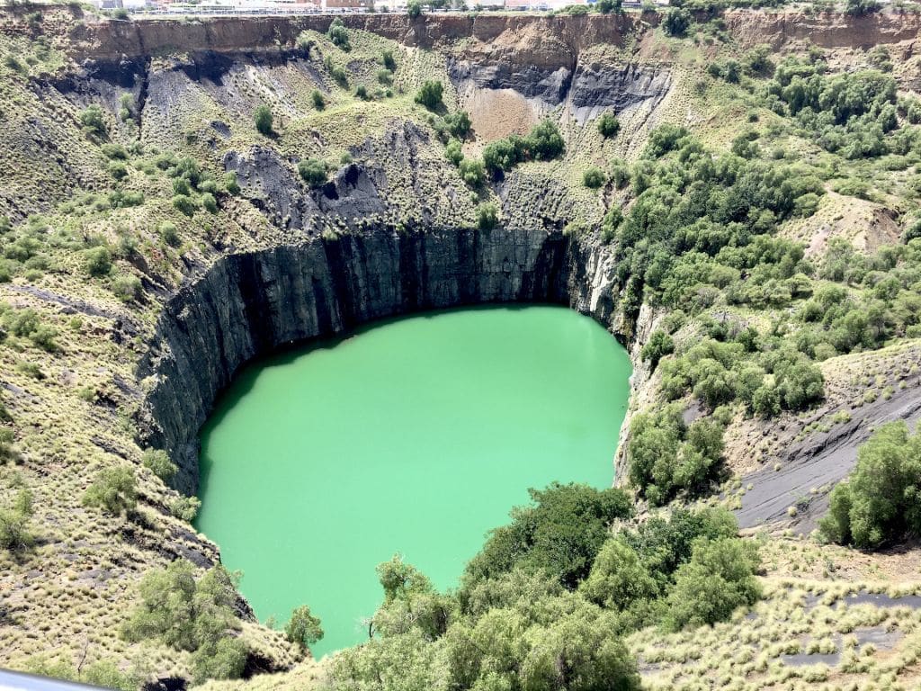 da Cape Town alle Cascate Vittoria
Il Big Hole, l' ex miniera a cielo aperto più grande del mondo, a Kimberley, Sudafrica.
The Big Hole, the largest former open-pit mine in the world, in Kimberley, South Africa.
