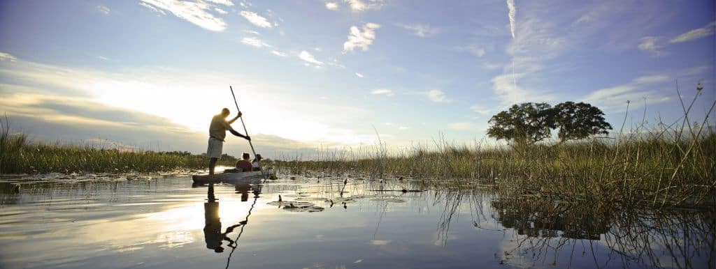da Cape Town alle Cascate Vittoria
Navigare a bordo di un mokoro, imbarcazione tradizionale, nel delta dell'okavango in Botswana.
Navigating on a mokoro, a traditional boat, in the Okavango Delta in Botswana.
