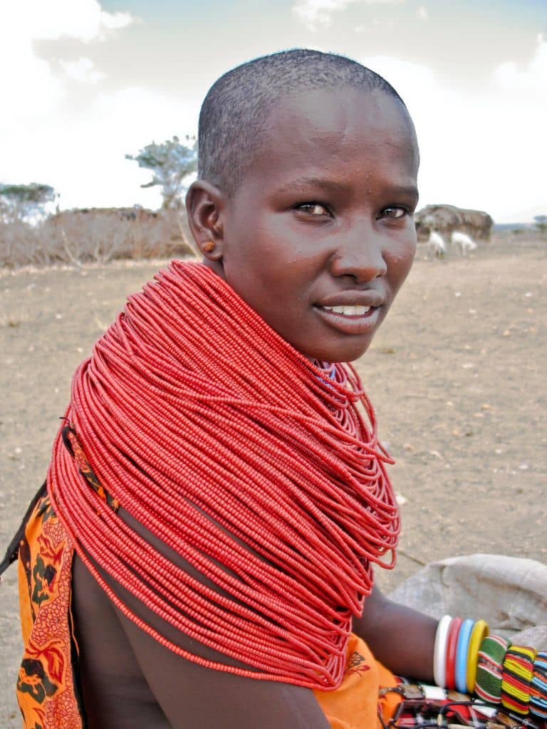 Viaggio da Nairobi ad Addis Abeba
ragazza Turkana con le tipiche collane rosse, in Kenya