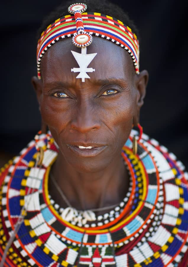 Donna Samburu con pesanti monili