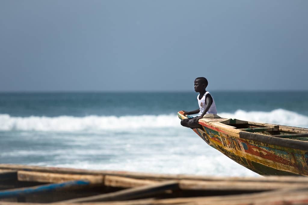 Viaggio in Senegal, bambino su una barca dei pescatori
Trip to Senegal, child on a fishing boat.